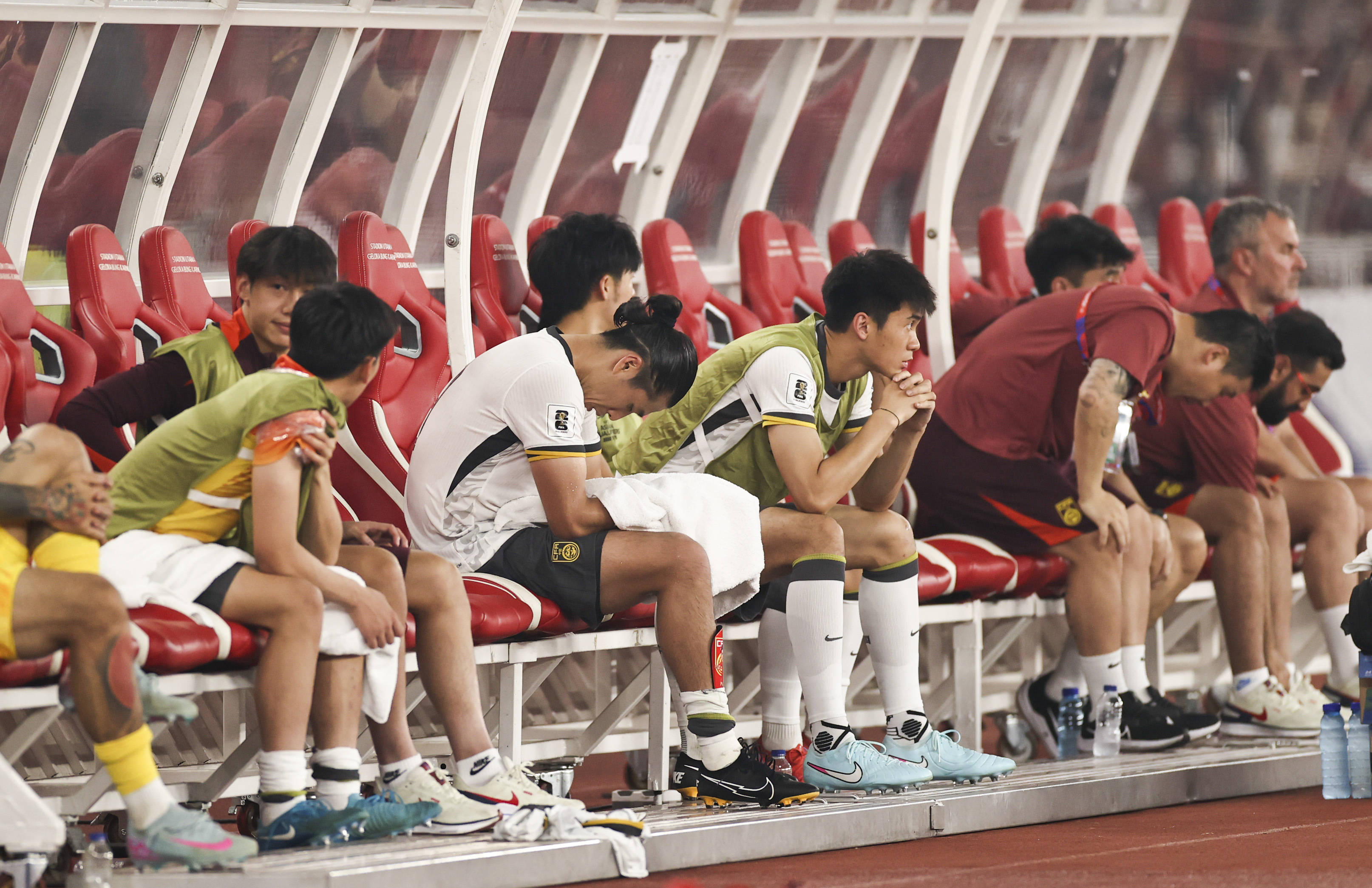 包含中超比赛掀起观赛热潮，足坛风云再起的词条